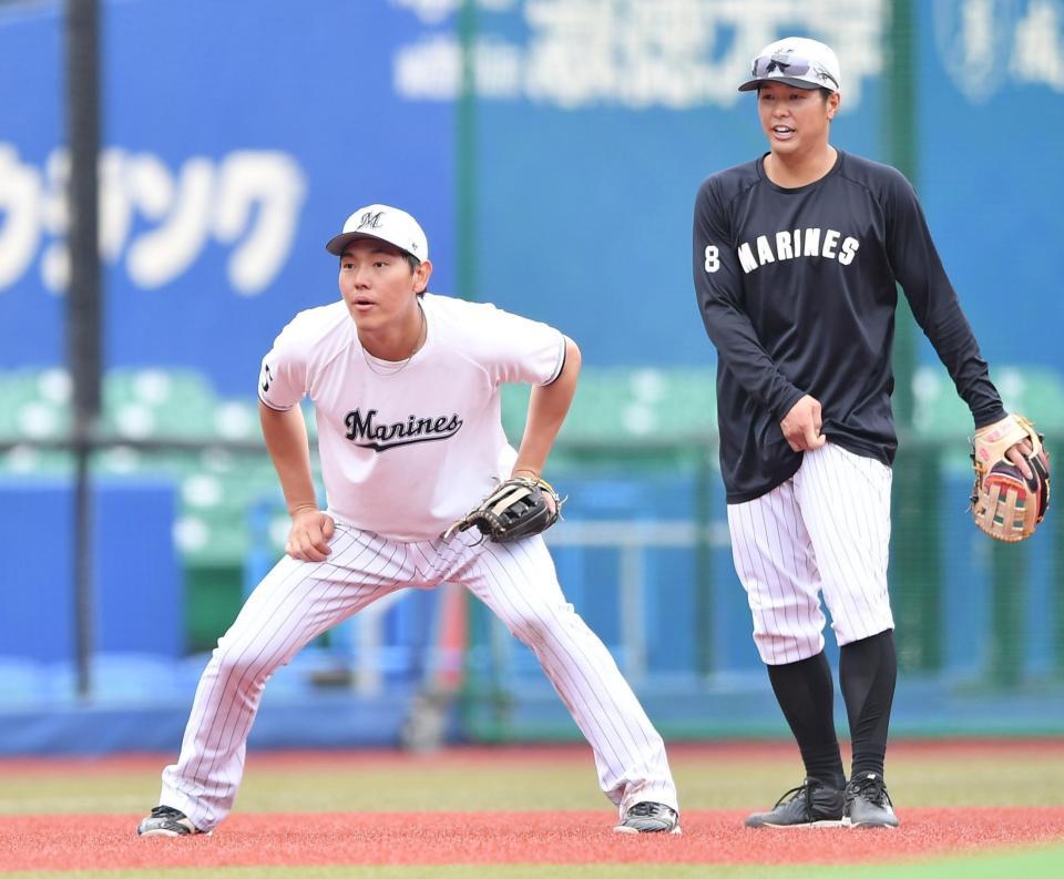 　試合前、サードでノックを受ける安田（手前）。後方は中村奨（撮影・開出牧）