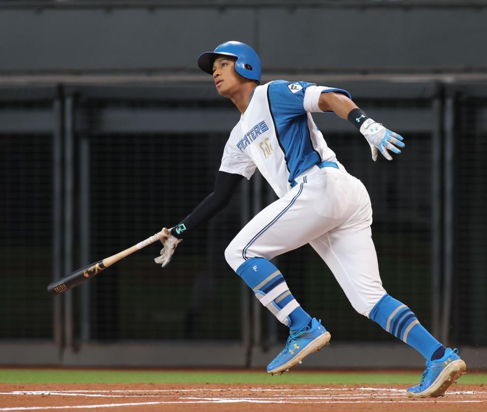 　１回、先制適時二塁打を放つ万波（撮影・中島達哉）