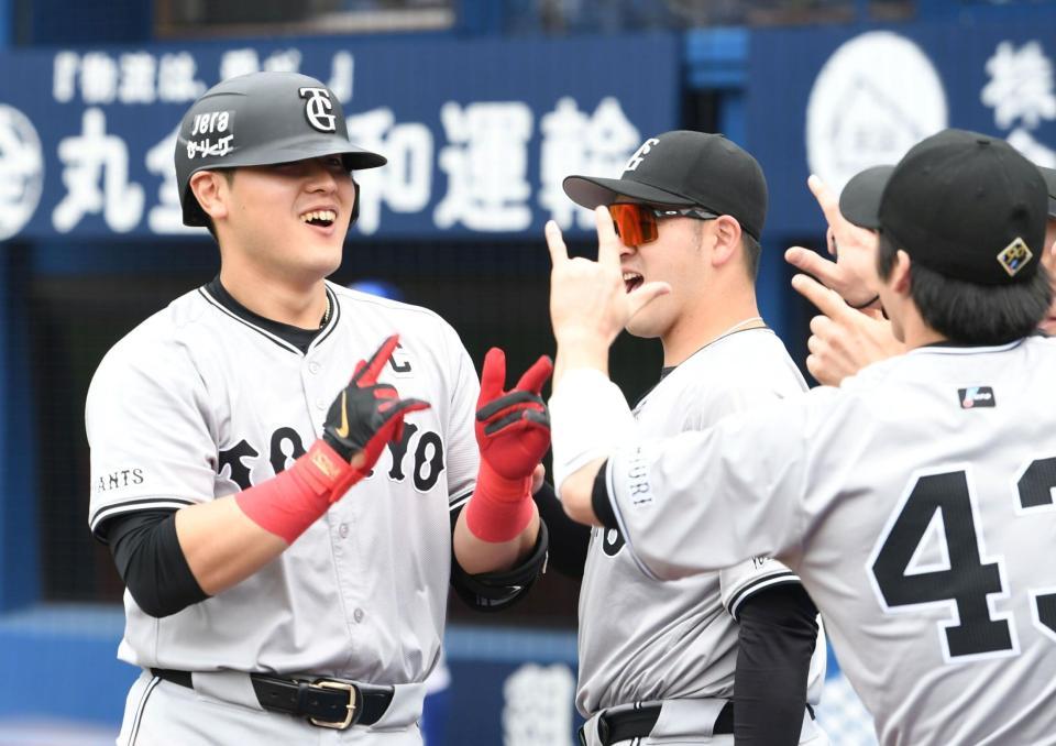 　２回、岡本和（左）は左越えに４号ソロを放ち、笑顔を見せる（撮影・佐藤厚）