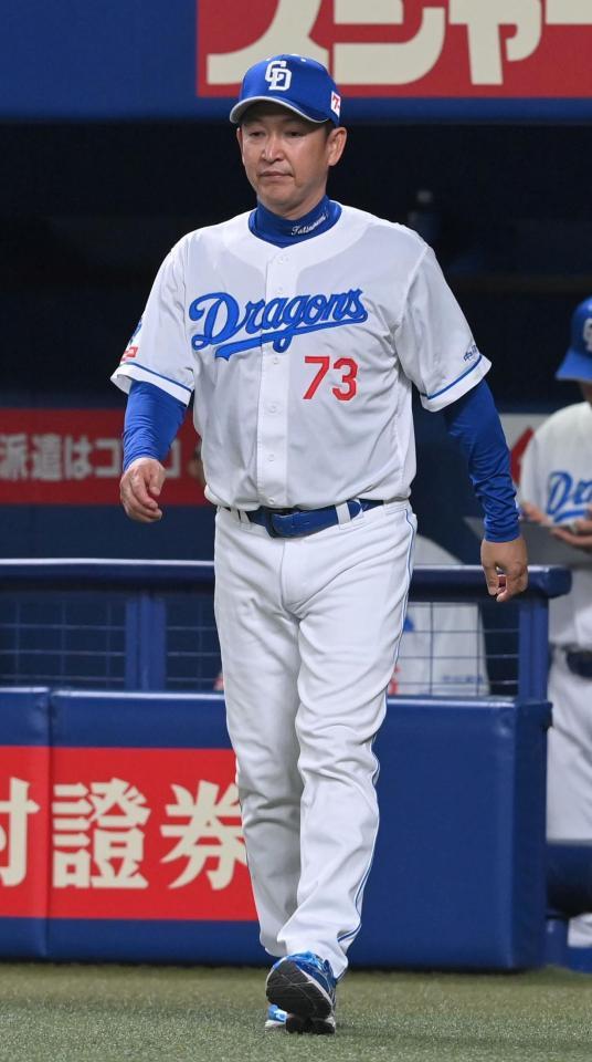 　選手交代を告げる立浪監督（撮影・市尻達拡）