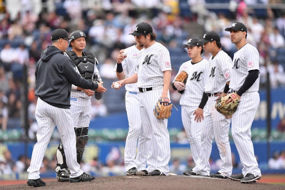 　８回、島内に勝ち越しの右越え２点適時三塁打を打たれ降板した沢村（中央）。左手前は自らマウンドへ行き交代を告げる吉井監督（撮影・開出牧）