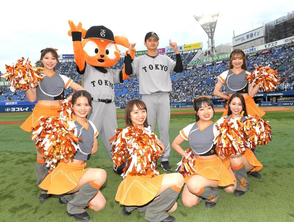 　今季初勝利を挙げ、「ヴィーナス」のメンバーから祝福される横川（中央）＝撮影・佐藤厚