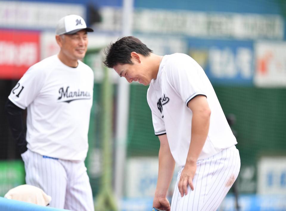 　１軍昇格し笑顔を見せる安田（手前）。左後方は吉井監督（撮影・開出牧）