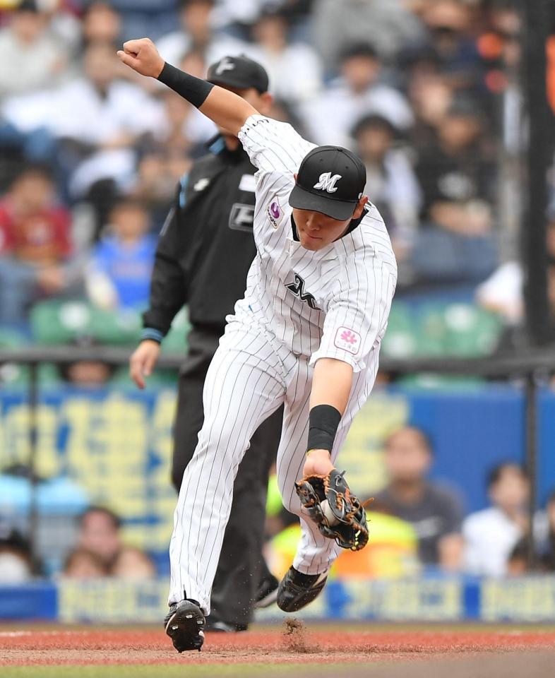 　７回、代打・伊藤裕の打球を巧みなグラブさばきで捕球し三ゴロに仕留める安田（撮影・開出牧）