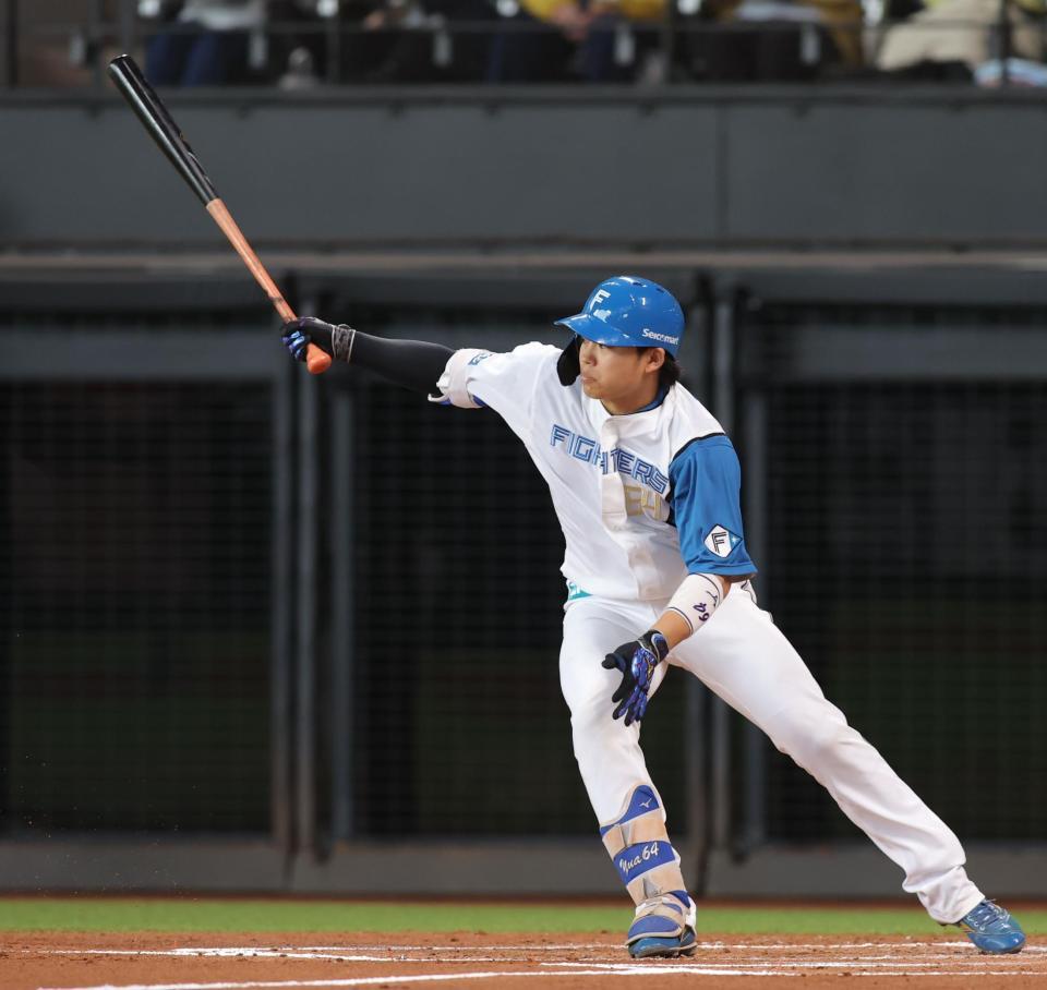 　１回、適時二塁打を放つ田宮（撮影・中島達哉）