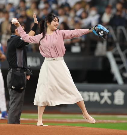 【写真】日本ハム　元ファイターズガールが始球式　３バウンドに照れ笑い