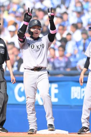 　４回、センターへ先制適時打を放ち、塁上でピースサインの丸（撮影・伊藤笙子）