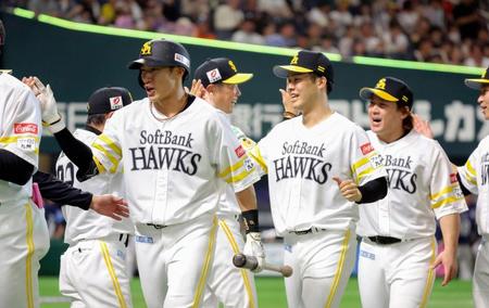 　西武にサヨナラ勝ちし、タッチを交わす柳田（左）らソフトバンクナイン