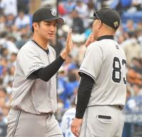 　５回無失点で今季初勝利を挙げ阿部監督（右）に迎えられる横川（撮影・佐藤厚）