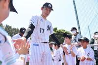 　試合前のイベントに参加した子どもたちとタッチを交わす佐々木（撮影・開出牧）