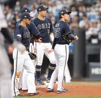 　４回、郡司、上川畑に２者連続の押し出し四球を与え、降板する斎藤（右）＝撮影・中島達哉