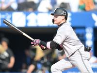 　４回、センターへ先制適時打を放つ丸（撮影・伊藤笙子）