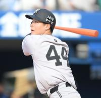 　６回、センターへ適時二塁打を放つ佐々木（撮影・伊藤笙子）