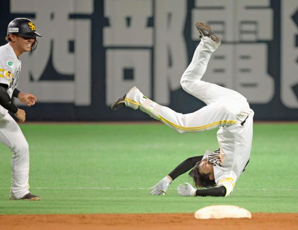 　サヨナラ打を放ち、ナインから祝福を受けた川瀬（右）