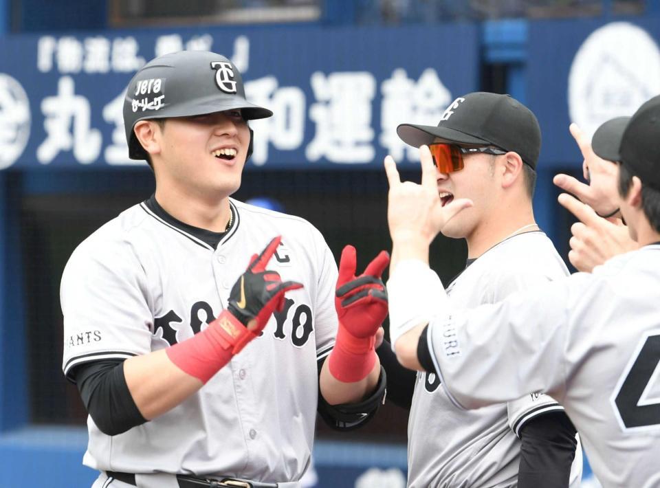 　２回、先制の４号ソロを放ち、笑顔を見せる岡本和（撮影・佐藤厚）