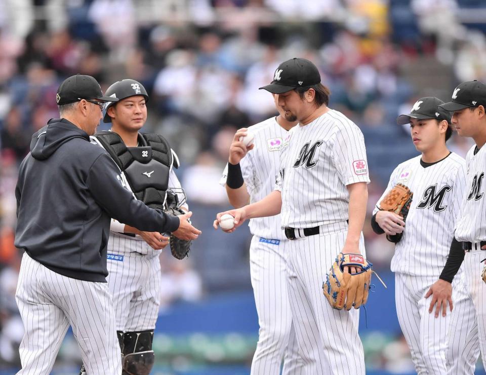 　８回、楽天に勝ち越しを許し、降板する沢村（撮影・開出牧）