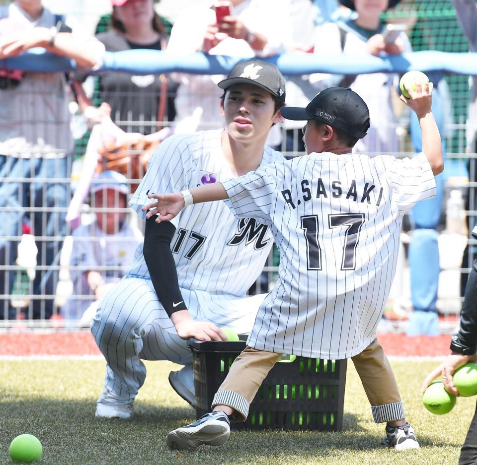 　試合前のイベントで子供たちと触れ合う佐々木（撮影・開出牧）