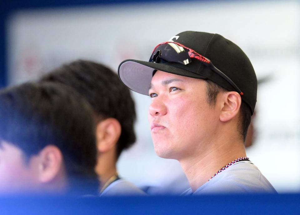 　ベンチスタートとなり、グラウンドを見つめる坂本（撮影・伊藤笙子）