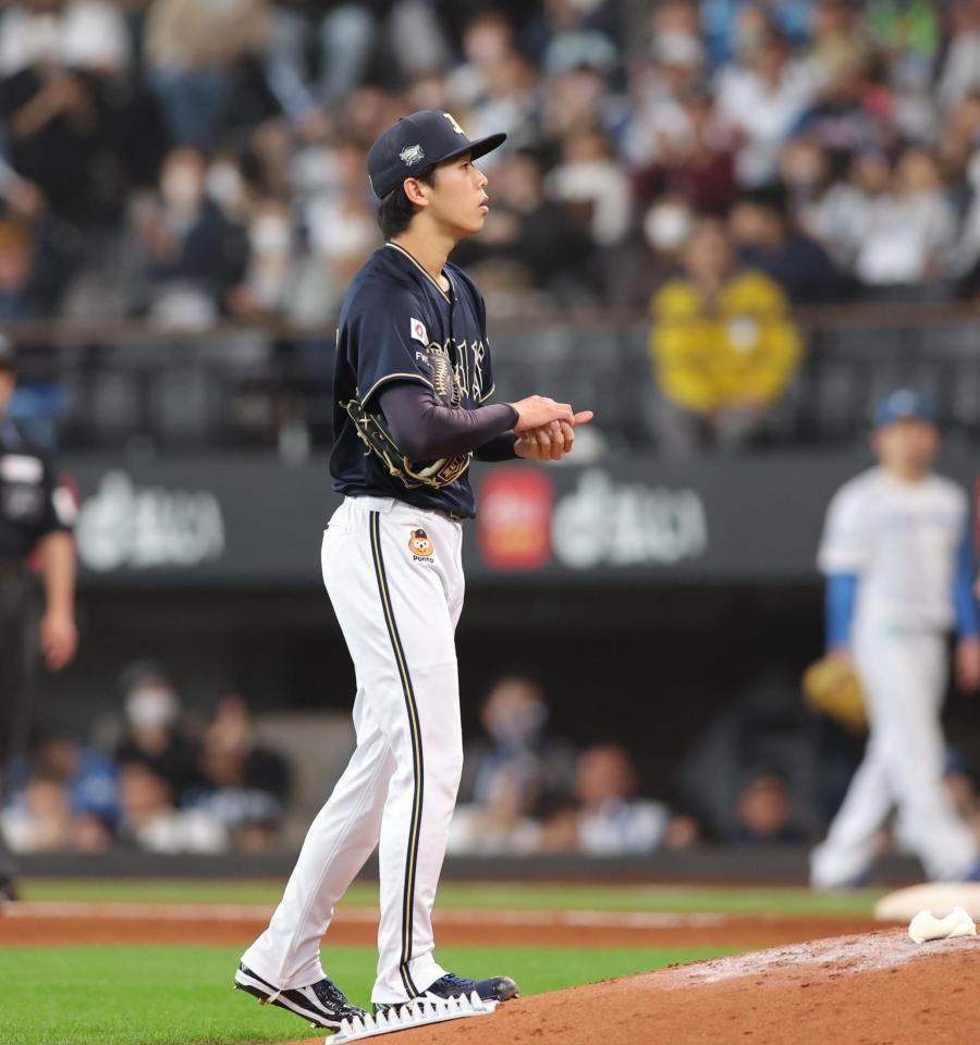 　４回、上川畑に押し出し四球を与えた斎藤（撮影・中島達哉）