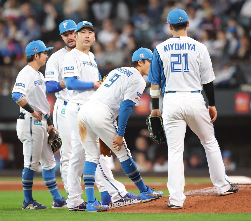 　６回、西川にソロを浴びたところで降板する加藤貴（左から３人目）＝撮影・中島達哉