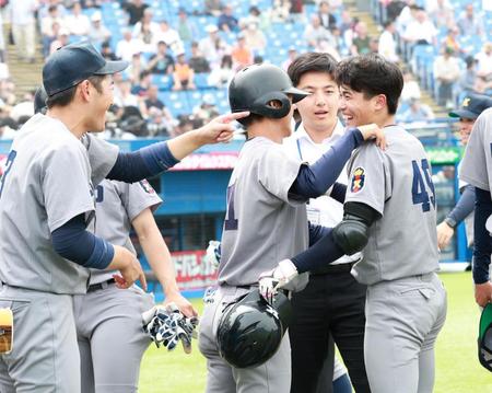 　１２回、サヨナラ本塁打を放ち、清原正吾（左）に祝福される慶大・渡辺憩（右）＝撮影・西岡正