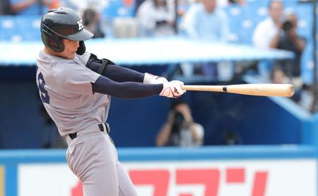 　１２回、サヨナラ本塁打を放つ慶大・渡辺憩（撮影・西岡正）