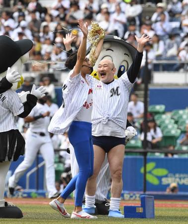 　声援に応えるくまだまさし（右）とひょっこりはん（撮影・佐々木彰尚）