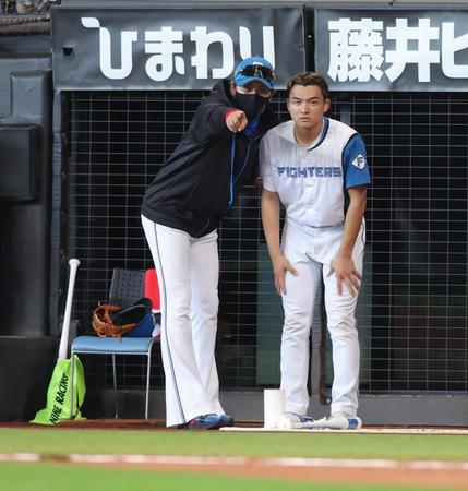 【写真】日本ハム・新庄監督　試合中にボールボーイに繊細さ伝わる異例のお願い