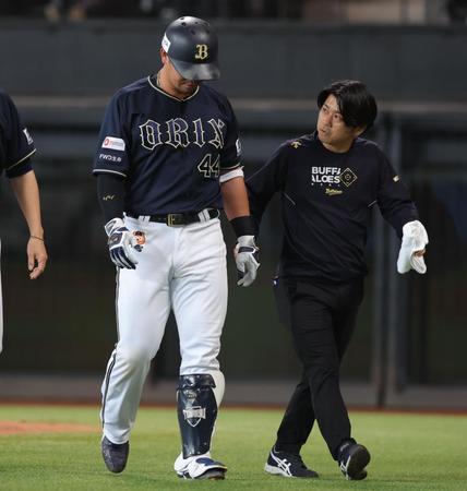 オリックス　頓宮が死球で悶絶＆絶叫　九回先頭の打席で初球が左前腕を直撃　エスコンフィールドが騒然