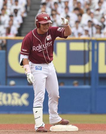 　６回、右翼線に２点二塁打を放ち、喜ぶ島内（撮影・佐々木彰尚）