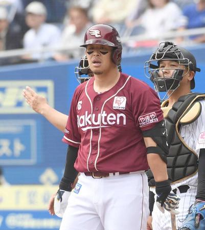 　３回、死球に怒る浅村（撮影・佐々木彰尚）