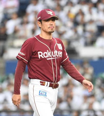 　８回、投手交代をした今江監督（撮影・佐々木彰尚）