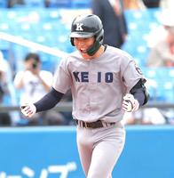 　１２回、サヨナラ本塁打を放ち、ガッツポーズで生還する慶大・渡辺憩（撮影・西岡正）