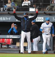 　８回、郡司が先制打を放ち、ベンチを飛び出してガッツポーズをする新庄監督（中央）＝撮影・中島達哉