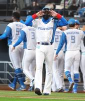 　勝利をあげ、オリックスベンチの方に向かってポーズをとる新庄監督（撮影・中島達哉）