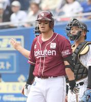 　３回、死球に怒る浅村（撮影・佐々木彰尚）