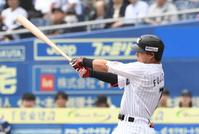 　１回、藤岡は右越えにソロを放つ（撮影・佐々木彰尚）