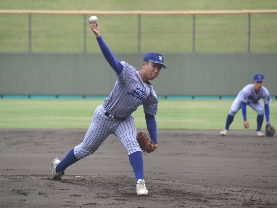 　１６６球で完投した須磨翔風の先発・槙野