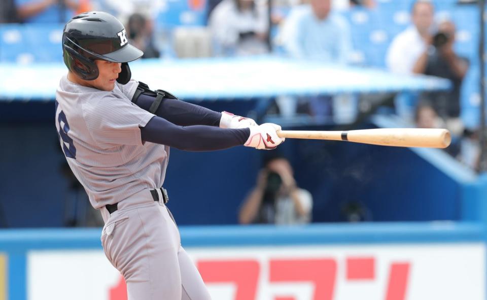 　１２回、サヨナラ本塁打を放つ慶大・渡辺憩（撮影・西岡正）