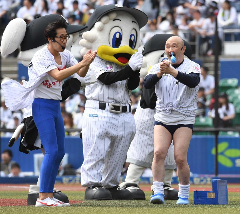 　芸を披露したくまだまさし（右）とひょっこりはん（撮影・佐々木彰尚）