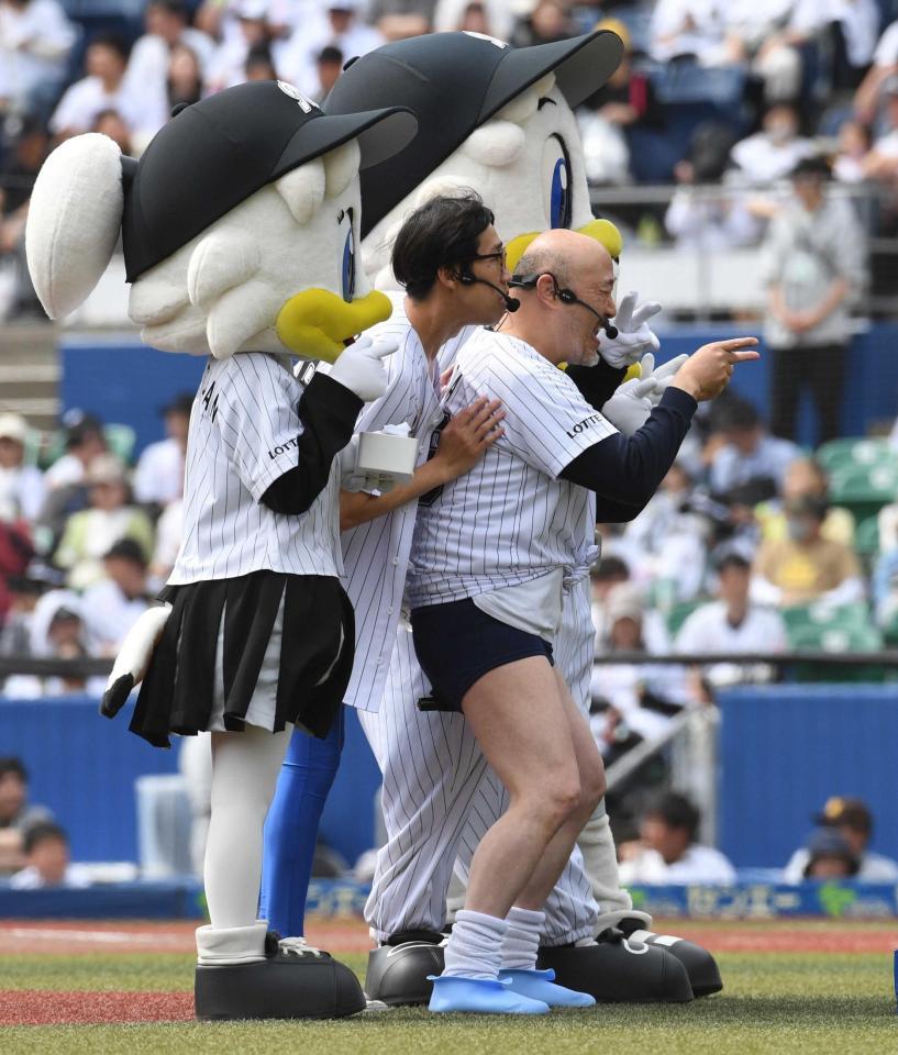 　芸を披露したくまだまさし（右）とひょっこりはん（撮影・佐々木彰尚）