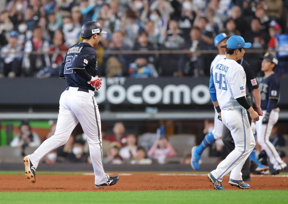 　５回、渡部の送りバントが失敗し、一走・紅林（左）もアウトになる（撮影・中島達哉）