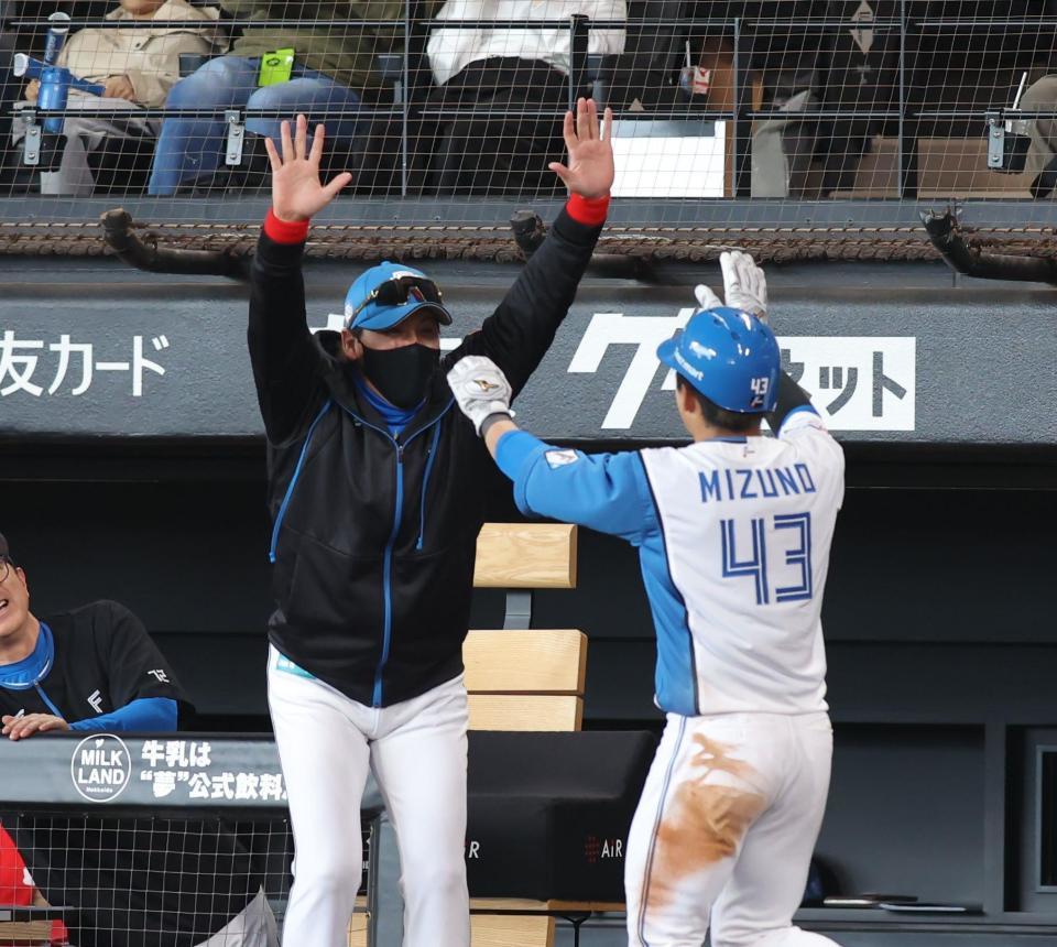 　８回、郡司の先制打で生還した二走・水野（右）を迎える新庄監督（撮影・中島達哉）