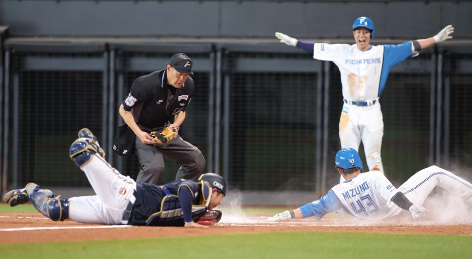 　８回、郡司の先制打で生還した二走・水野（捕手・若月）＝撮影・中島達哉