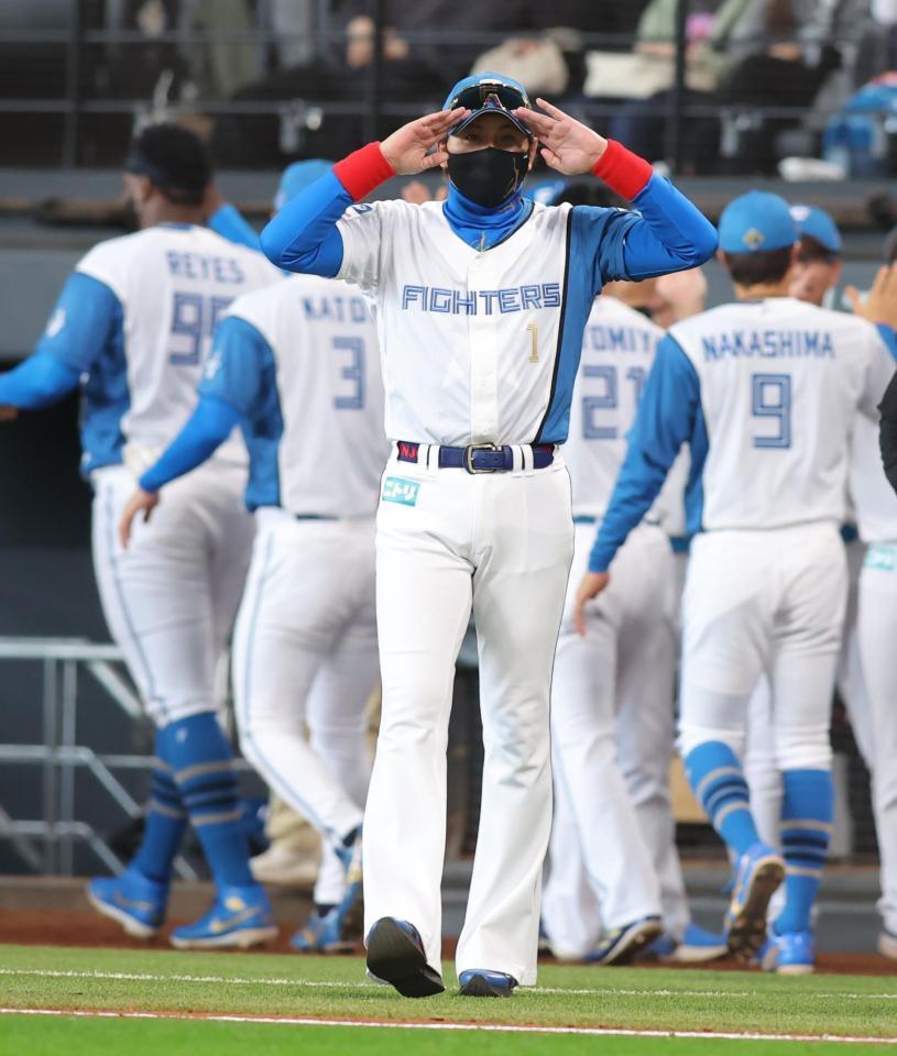 　勝利をあげ、オリックスベンチの方に向かってポーズをとる新庄監督（撮影・中島達哉）