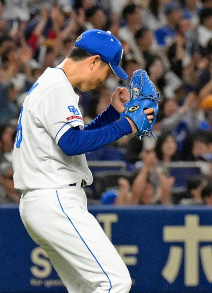 　１失点の完投で２勝目を挙げ喜ぶ松葉