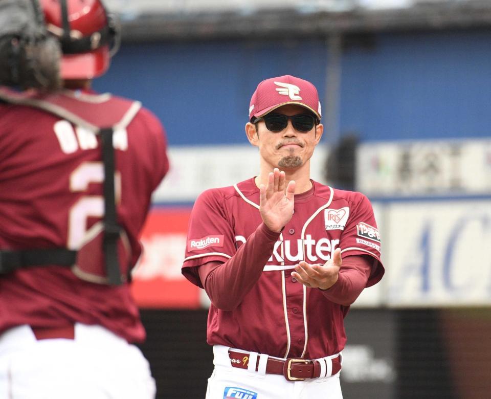 　６回、選手を鼓舞する今江監督（撮影・佐々木彰尚）