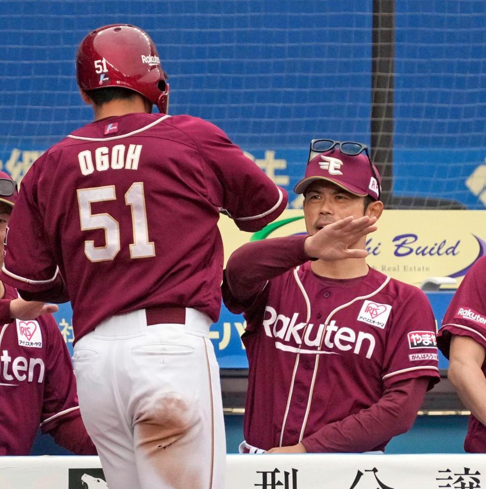 　７回、浅村の適時打で生還した二走小郷を迎える今江監督