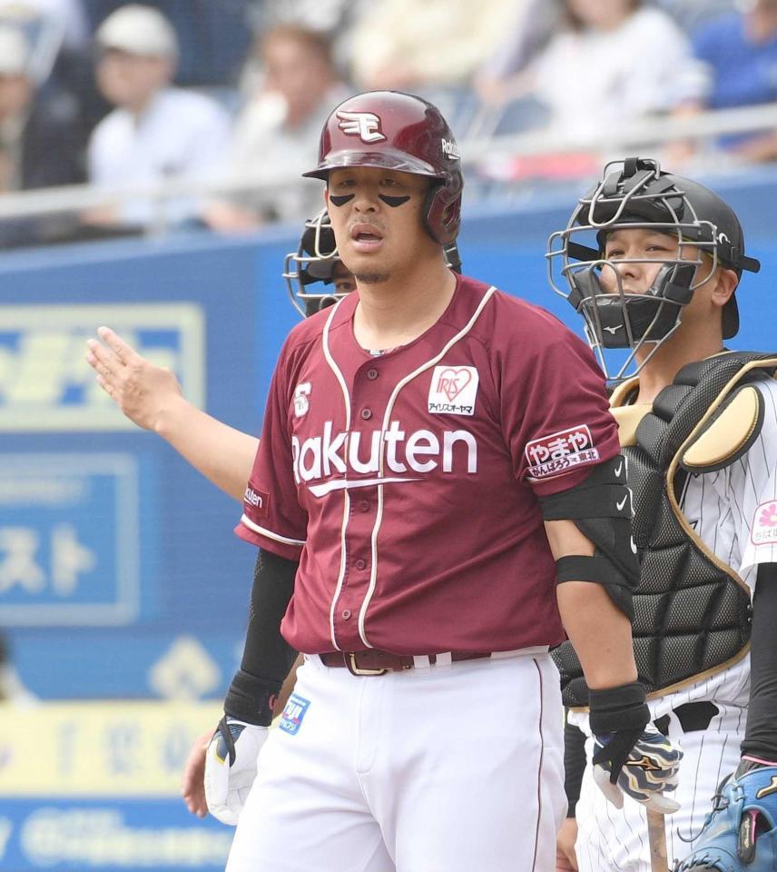 　３回、死球に怒る浅村（撮影・佐々木彰尚）