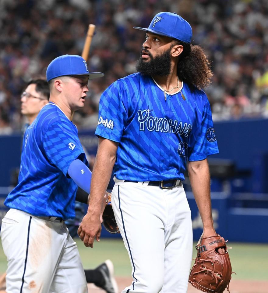 　３回裏に４点を失い、スコアボードを見ながらベンチに戻る先発のジャクソン（右）